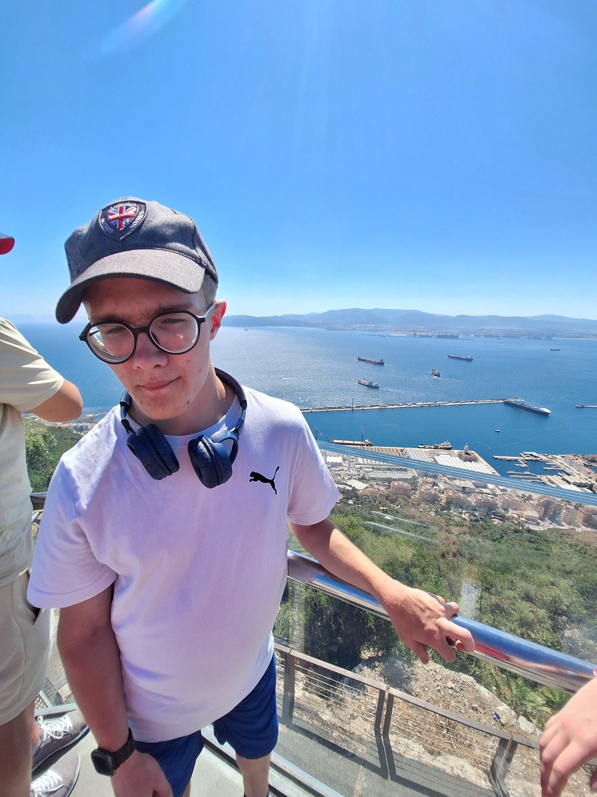 Sebastian na tle morza i wybrzeża Gibraltaru