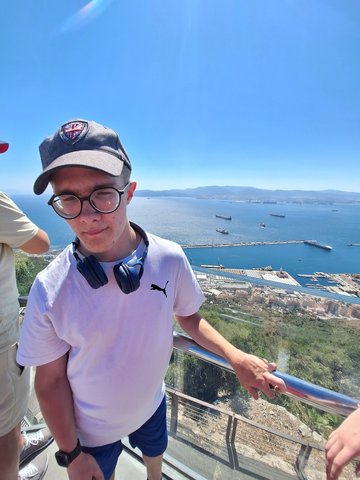 Sebastian na Gibraltarze na tle morza