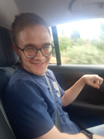 Uśmiechnięty Sebastian podczas podróży samochodem